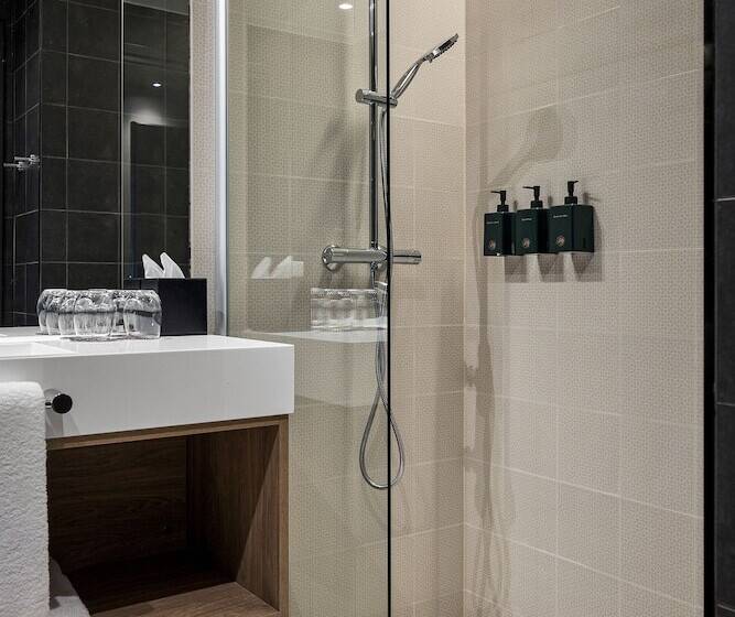 غرفة عائلية, Lily Country Club