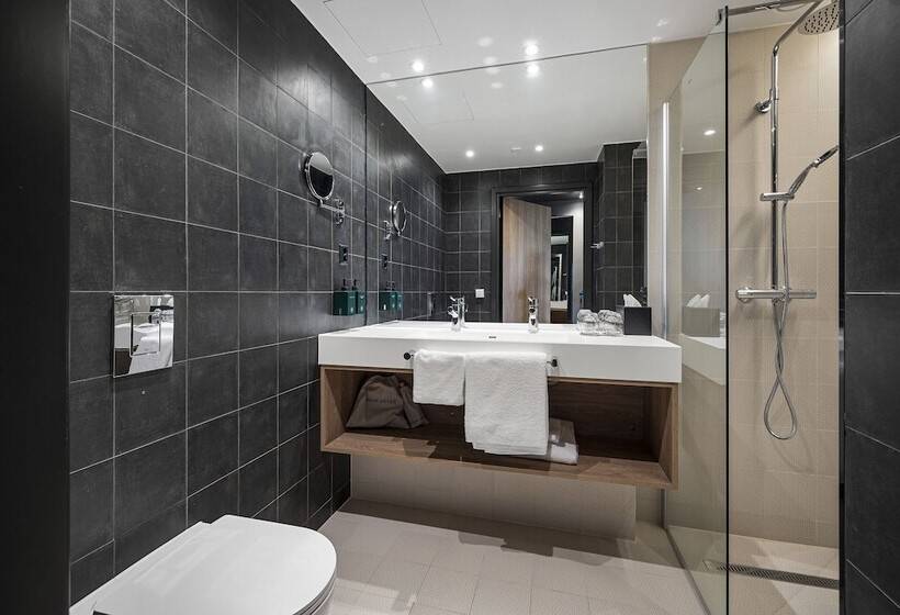 غرفة عائلية, Lily Country Club