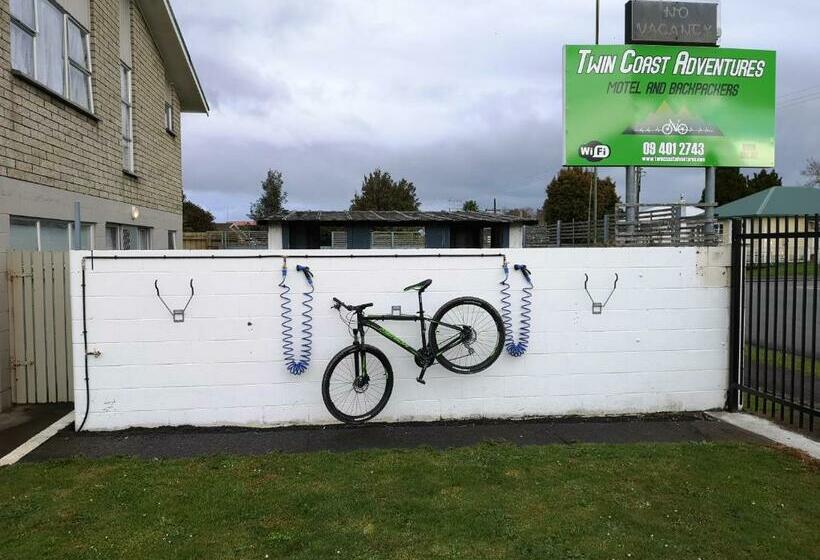 חדר משפחתי, Twin Coast Adventures