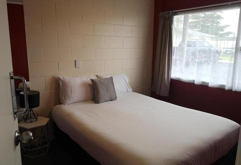 חדר משפחתי, Twin Coast Adventures