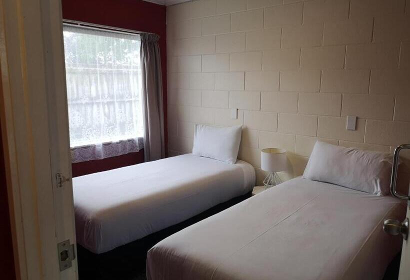 חדר משפחתי, Twin Coast Adventures