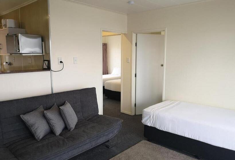 חדר משפחתי, Twin Coast Adventures