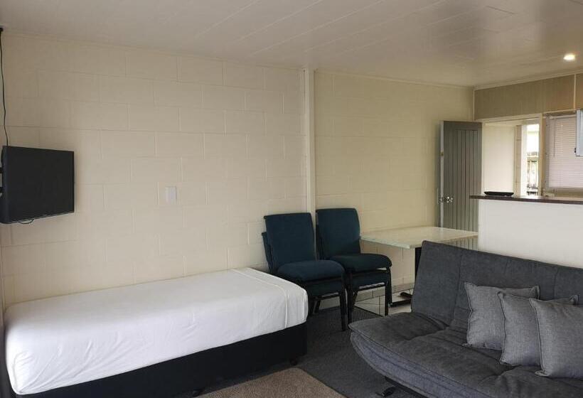 חדר משפחתי, Twin Coast Adventures