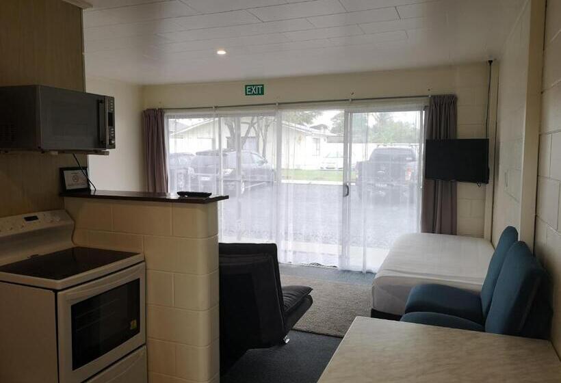 חדר משפחתי, Twin Coast Adventures