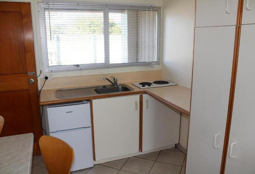 חדר משפחתי, Twin Coast Adventures