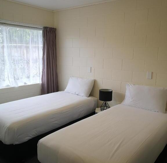 חדר משפחתי, Twin Coast Adventures