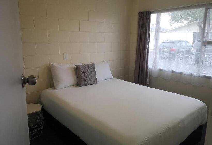 חדר משפחתי, Twin Coast Adventures