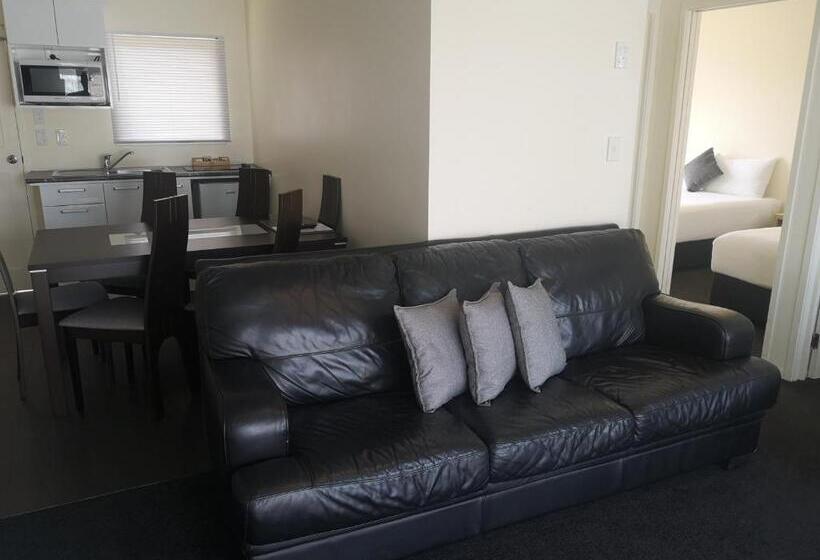 סוויטה משפחתית, Twin Coast Adventures