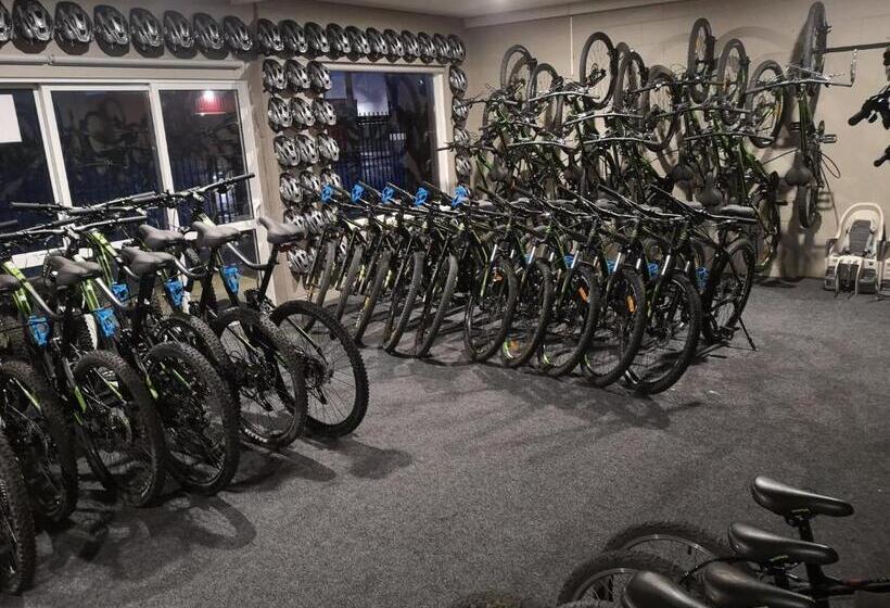 סטודיו דלוקס, Twin Coast Adventures