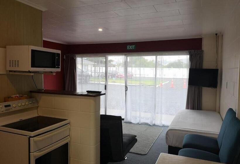 חדר משפחתי, Twin Coast Adventures