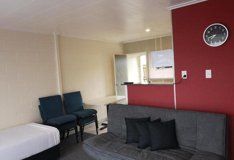 חדר משפחתי, Twin Coast Adventures