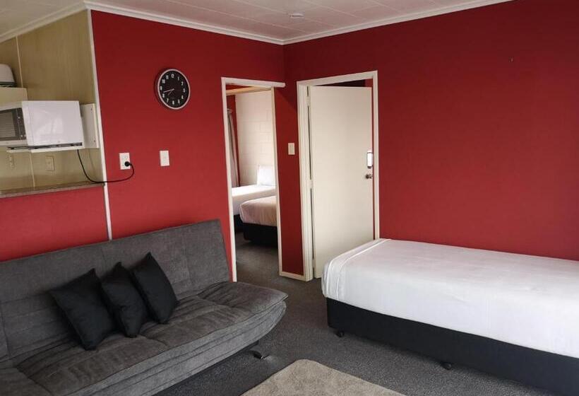 חדר משפחתי, Twin Coast Adventures