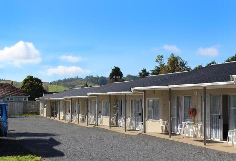 חדר משפחתי, Twin Coast Adventures