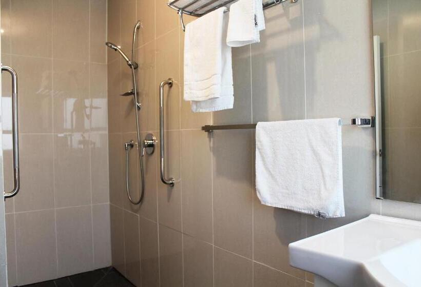 סוויטה משפחתית, Twin Coast Adventures