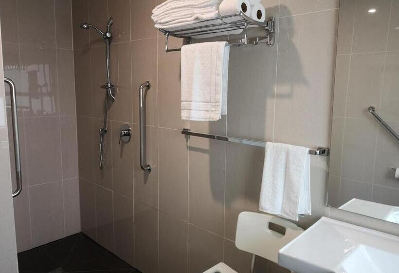 סוויטה משפחתית, Twin Coast Adventures