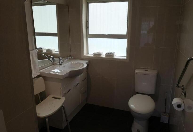 סוויטה משפחתית, Twin Coast Adventures