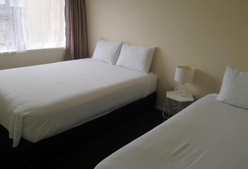 סוויטה משפחתית, Twin Coast Adventures