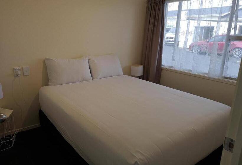 סוויטה משפחתית, Twin Coast Adventures