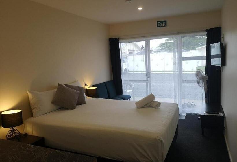 Студия Deluxe, Twin Coast Adventures