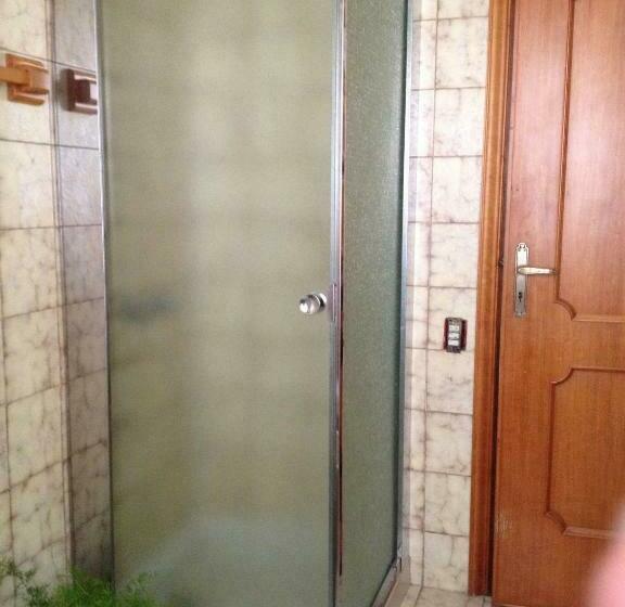 סטודיו משפחתי, B&b Apricot