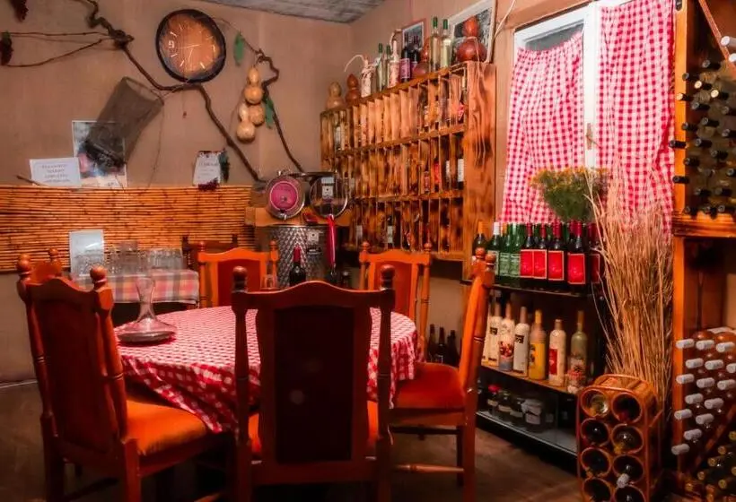 اتاق خانوادگی با چشم‌انداز کوه, Etno House Mira