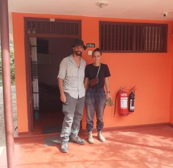 이코노미 트리플 룸, Amila Guest