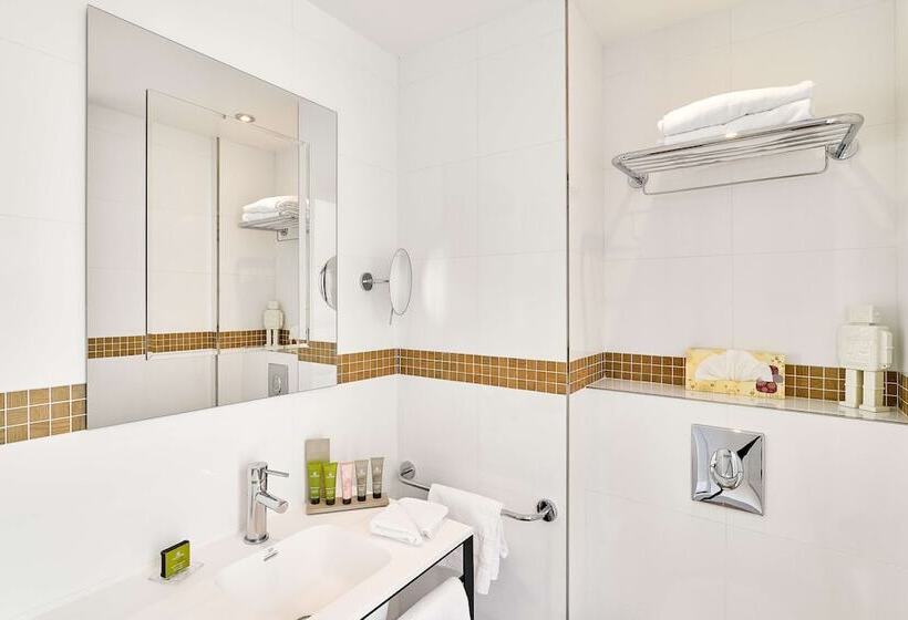 ファミリールーム, Augustin Astotel