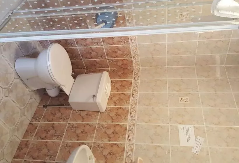 اتاق خانوادگی, Hazelbrook House B&b