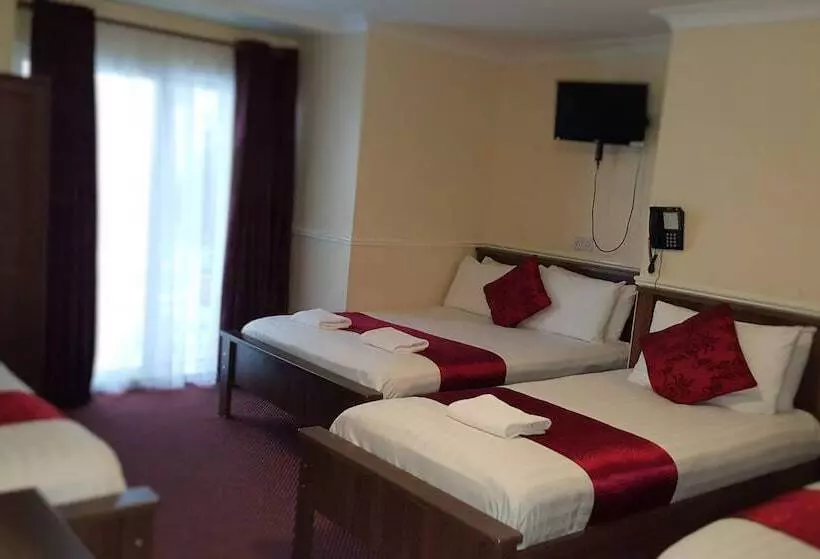 اتاق خانوادگی, Hazelbrook House B&b