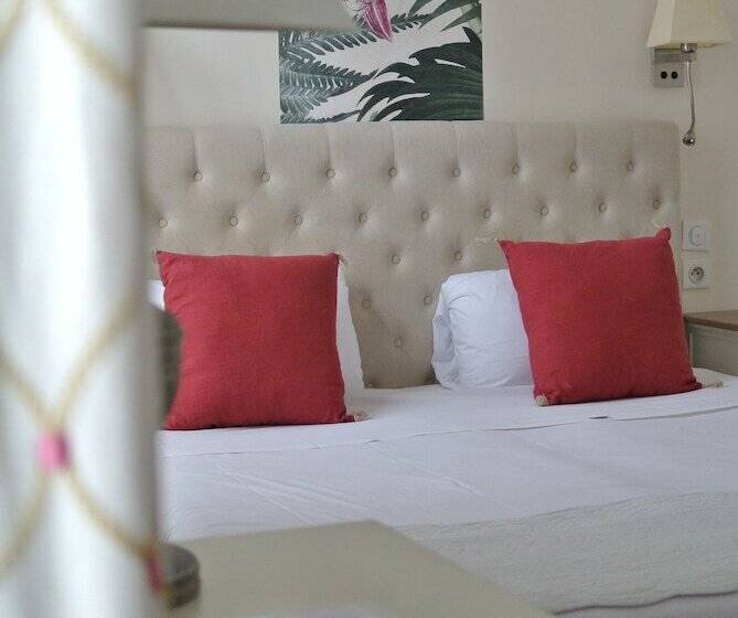 Номер Стандарт Трехместный, Logis Hôtel Louise De Savoie