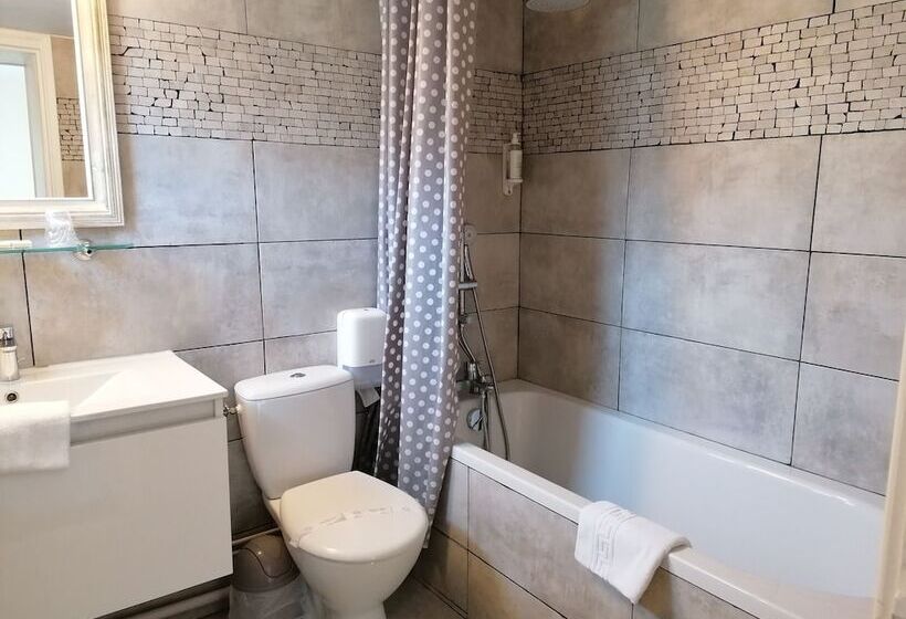 Quarto Triplo Comfort, Logis Hôtel Louise De Savoie