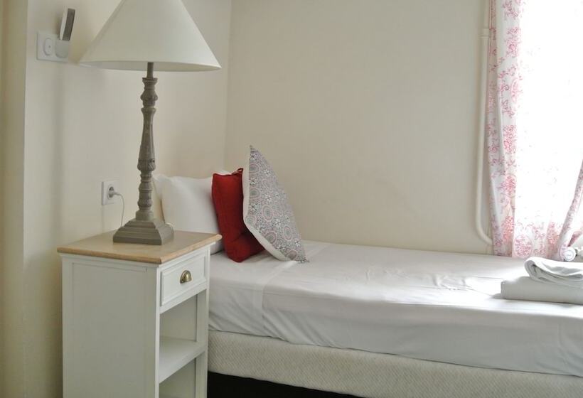 غرفة كومفورت ثلاثية, Logis Hôtel Louise De Savoie