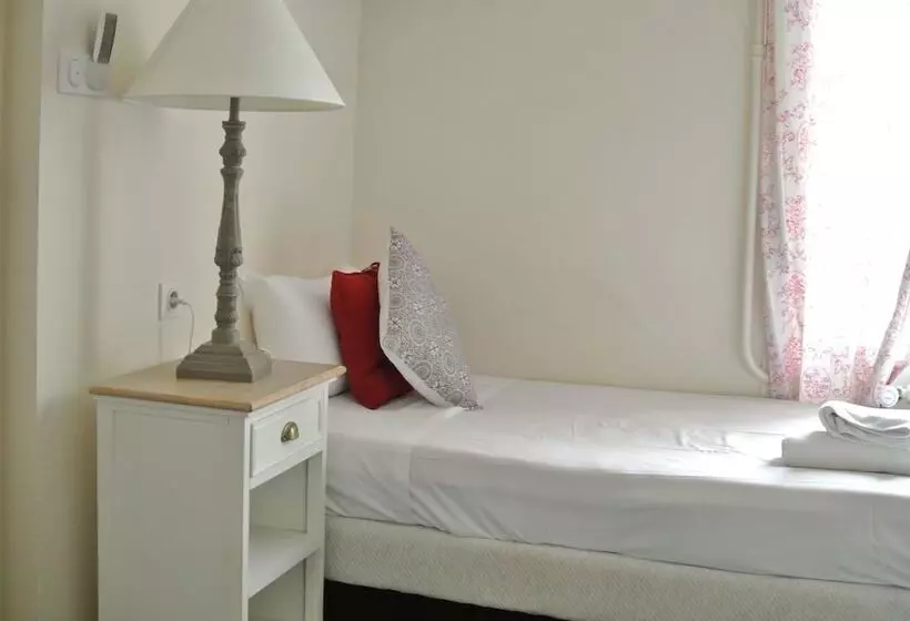 コンフォートトリプルルーム, Logis Hôtel Louise De Savoie
