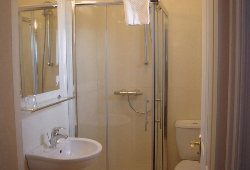 חדר סטנדרט לשלושה, Phoenix Park