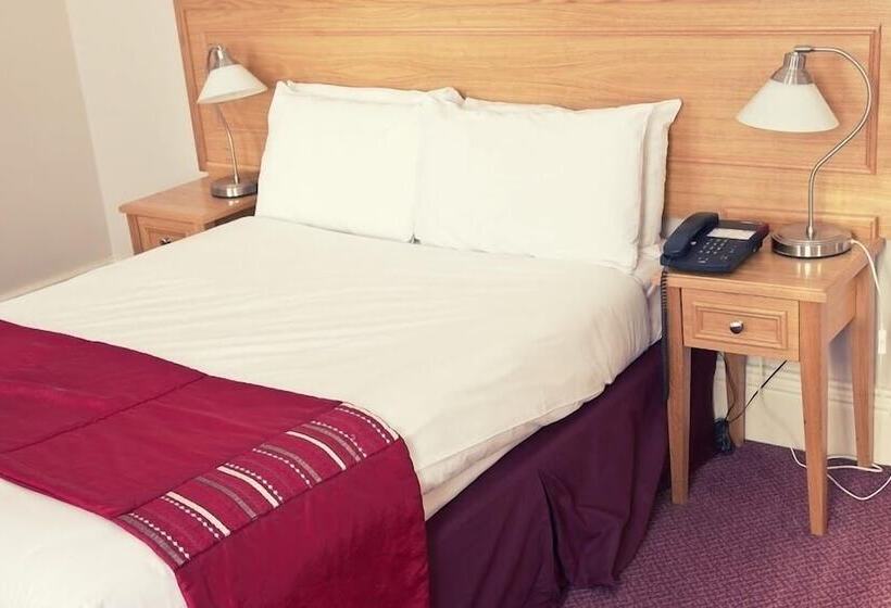 חדר סטנדרט לשלושה, Phoenix Park