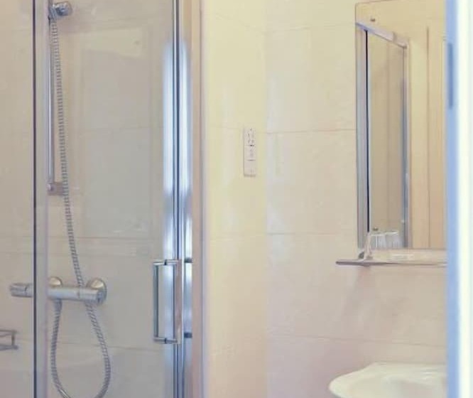 חדר סטנדרט לשלושה, Phoenix Park