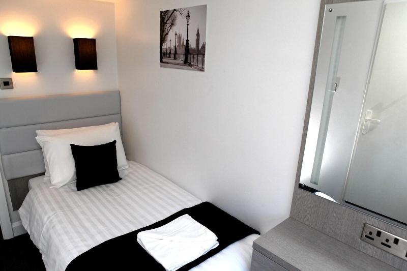 スタンダードシングルルーム, The Omega