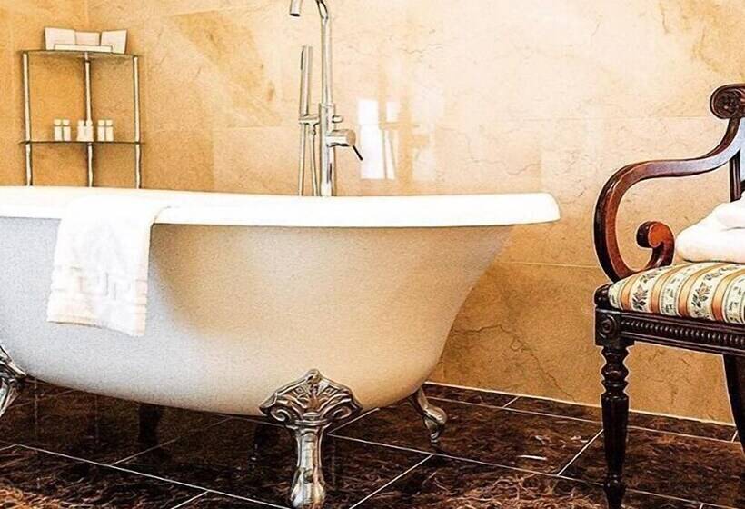 Номер Superior, The Falcon Hotel