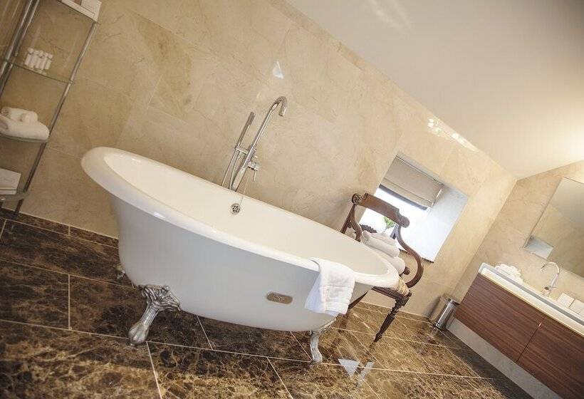 Четырехместный Номер Superior, The Falcon Hotel