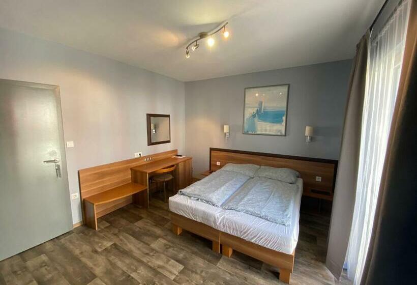 חדר משפחתי, Kalcit Tourist Motel