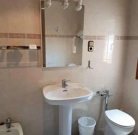 اتاق استاندارد سه نفره, Hostal Pirineos Ainsa