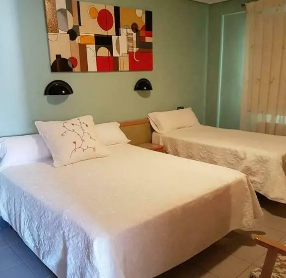 اتاق استاندارد سه نفره, Hostal Pirineos Ainsa