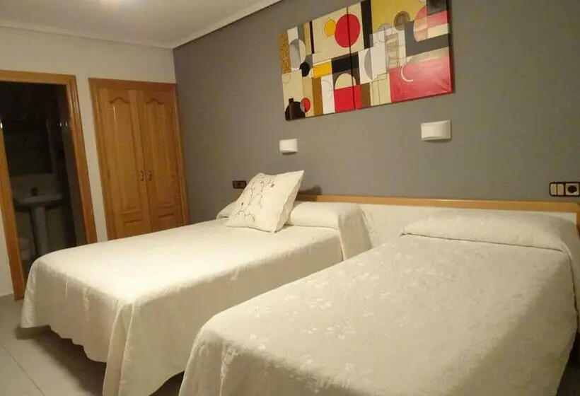 اتاق استاندارد سه نفره, Hostal Pirineos Ainsa