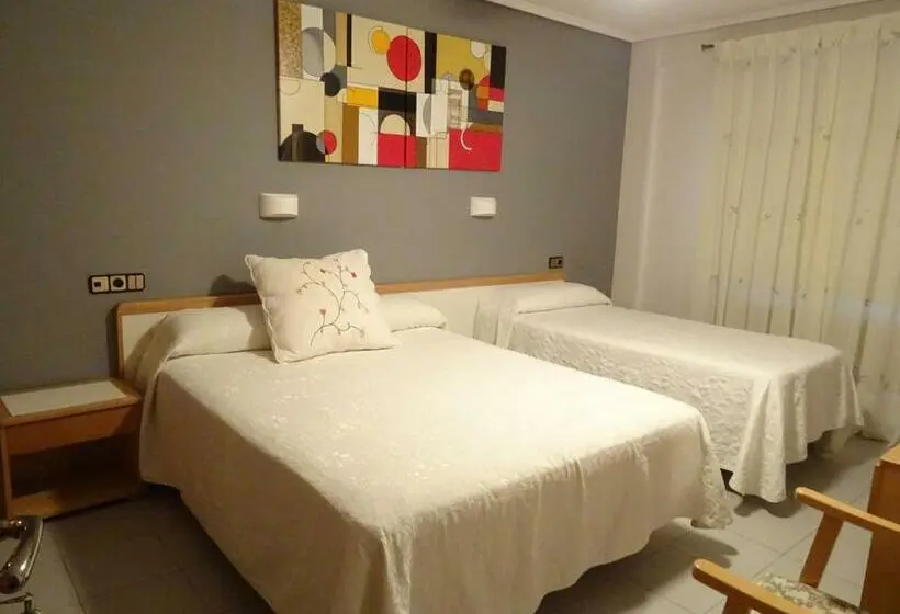 اتاق استاندارد سه نفره, Hostal Pirineos Ainsa