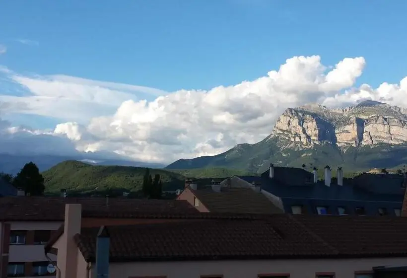 اتاق استاندارد با چشم‌انداز کوهستان, Hostal Pirineos Ainsa