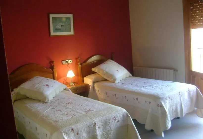 اتاق استاندارد, Hostal Pirineos Ainsa