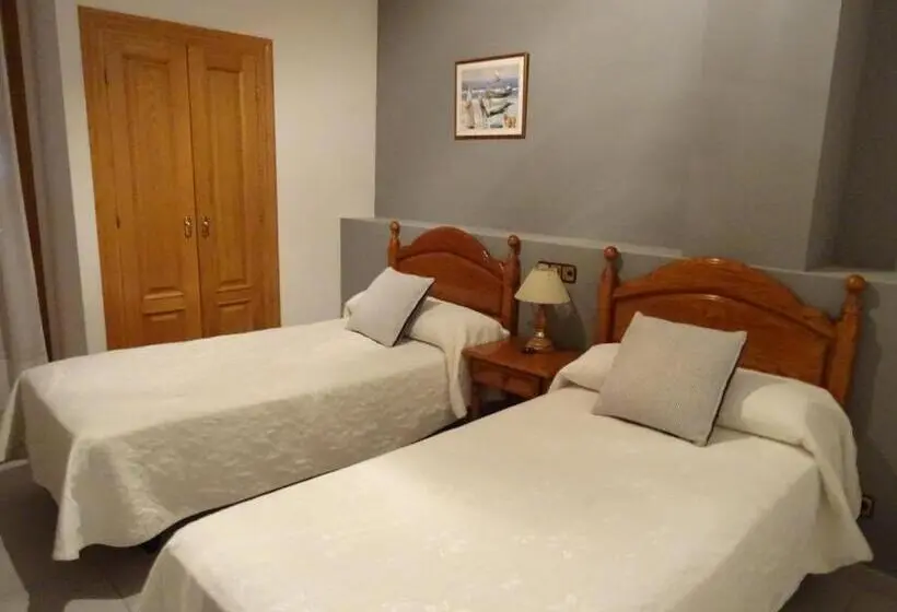 اتاق استاندارد, Hostal Pirineos Ainsa