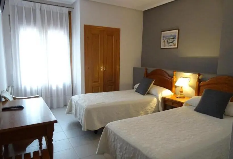 اتاق استاندارد یک نفره, Hostal Pirineos Ainsa