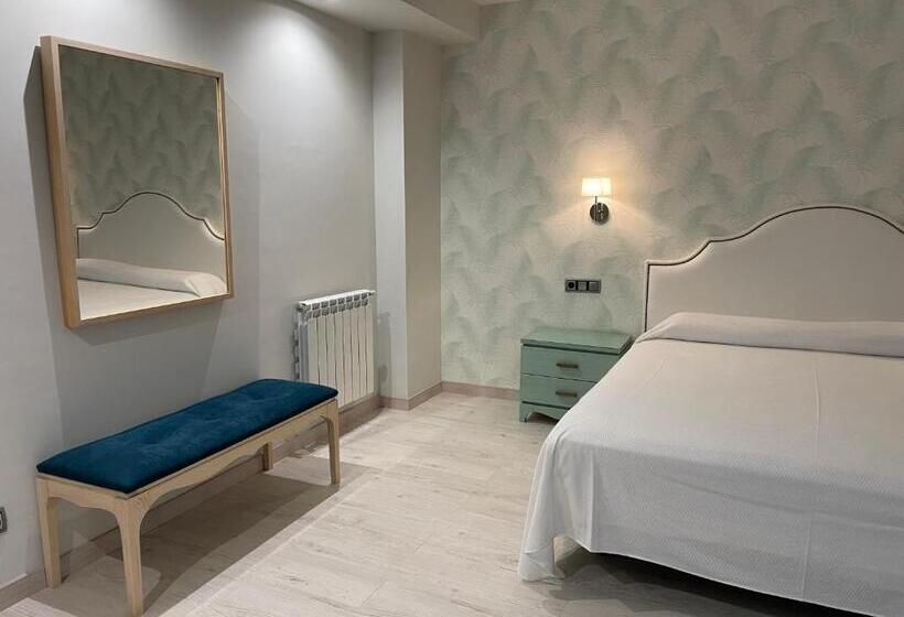 带大床的高级房间, Hostal Pirineos Ainsa
