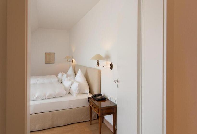 סוויטה עם מרפסת, Restaurant Krone